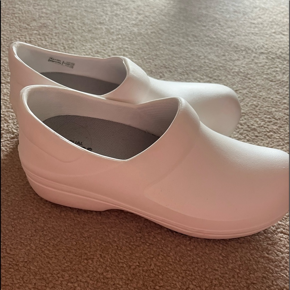 Crocs womens nursing shoes. WORN ONCE. Size 5!